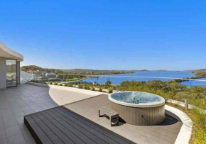 Stylish Penthouse with Views & Jacuzzi
